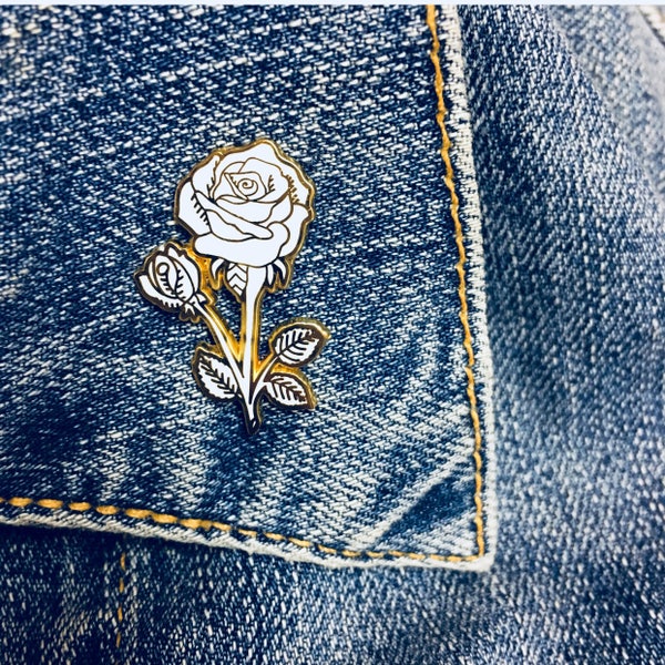 Weiße Rose Gold Emaille Pin, Brautjungfer Geschenke, Yorkshire Rose Pin, Rose Tribut Pin, Danke Lehrer Geschenk