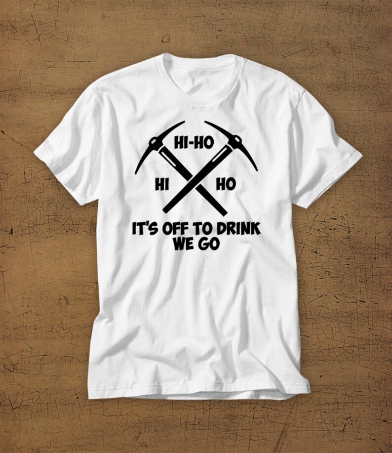 Puede incluir: Camiseta blanca con un gr&aacute;fico negro de dos picos cruzados y el texto "Hi-Ho Hi Ho It's Off To Drink We Go".