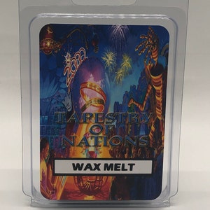 Könnte beinhalten: Ein Wachsschmelz mit einem farbenfrohen Bild einer Feier in Walt Disney World. Das Bild zeigt Feuerwerk, einen Globus und den Text "Tapestry of Nations". Das Wachsschmelz ist in einer durchsichtigen Plastikverpackung verpackt.