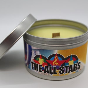 The All Stars | Disney Inspirierte Duftkerze | 8oz Blechdose mit Holzdocht | Alle Sterne Hotels |  Sport | Musik | Filme | Erinnerungen