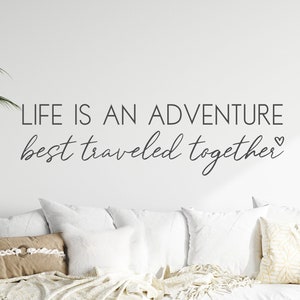 La vita è un'avventura che è meglio vivere insieme - adesivo da parete - decorazione da parete - adesivo in vinile - decalcomania - decorazione da viaggio - adesivo da parete da viaggio - citazione da viaggio