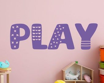 Pode incluir: Adesivo de parede roxo com a palavra "PLAY" em letras grandes e estilizadas. Cada letra tem um padrão diferente.
