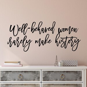 Feministische muursticker - feministische sticker - feministische muurdecor - feministische sticker - feministische quote - sticker goed opgevoede vrouwen schrijven zelden geschiedenis afbeelding 1