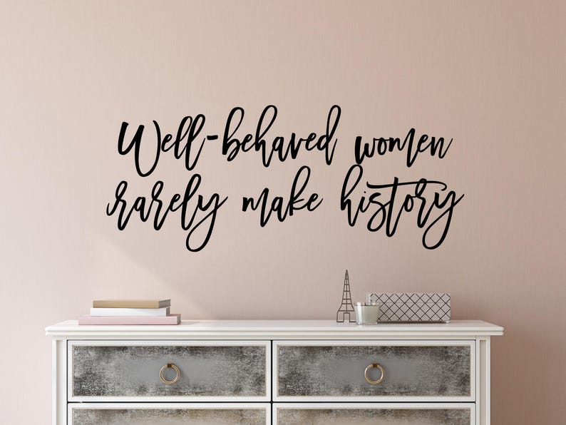 Feministische muursticker - feministische sticker - feministische muurdecor - feministische sticker - feministische quote - sticker goed opgevoede vrouwen schrijven zelden geschiedenis afbeelding 1