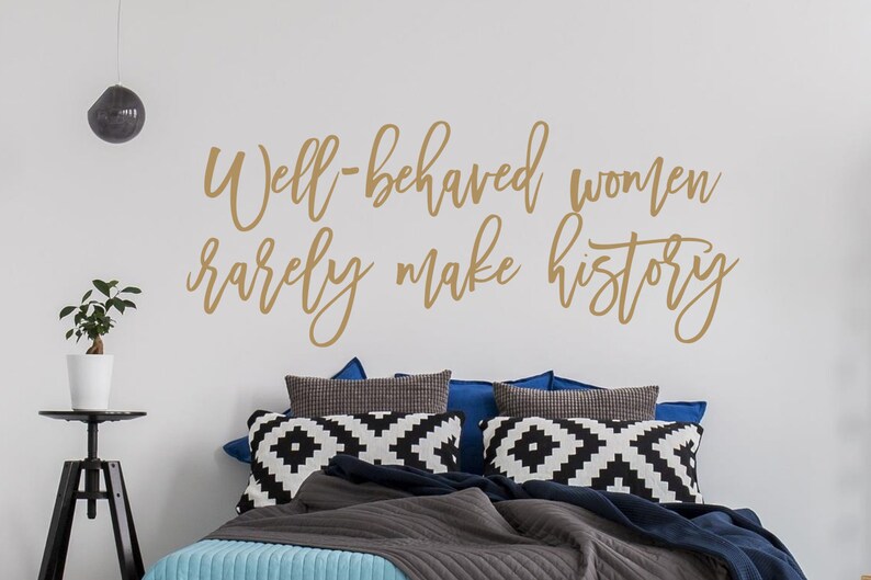 Feministische muursticker - feministische sticker - feministische muurdecor - feministische sticker - feministische quote - sticker goed opgevoede vrouwen schrijven zelden geschiedenis afbeelding 4