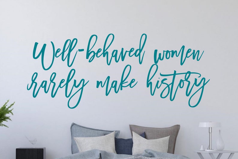 Feministische muursticker - feministische sticker - feministische muurdecor - feministische sticker - feministische quote - sticker goed opgevoede vrouwen schrijven zelden geschiedenis afbeelding 3