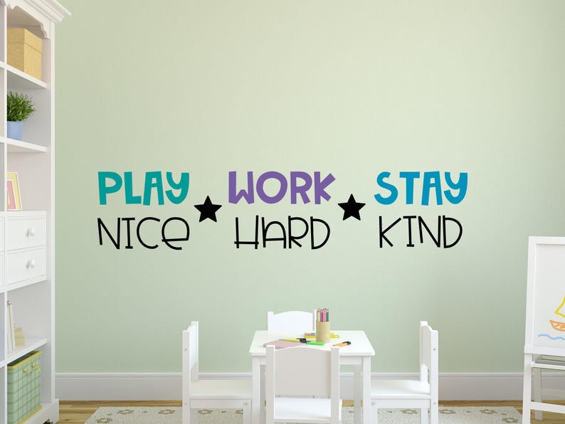 Peut inclure: Un autocollant mural avec les mots "Play Nice, Work Hard, Stay Kind" en lettres color&eacute;es avec des &eacute;toiles noires entre chaque phrase.
