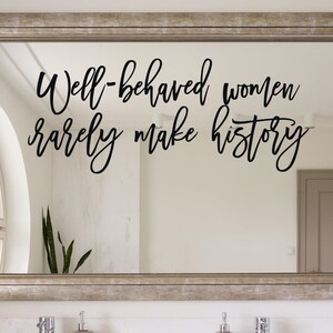 Feministische muursticker - feministische sticker - feministische muurdecor - feministische sticker - feministische quote - sticker goed opgevoede vrouwen schrijven zelden geschiedenis afbeelding 2