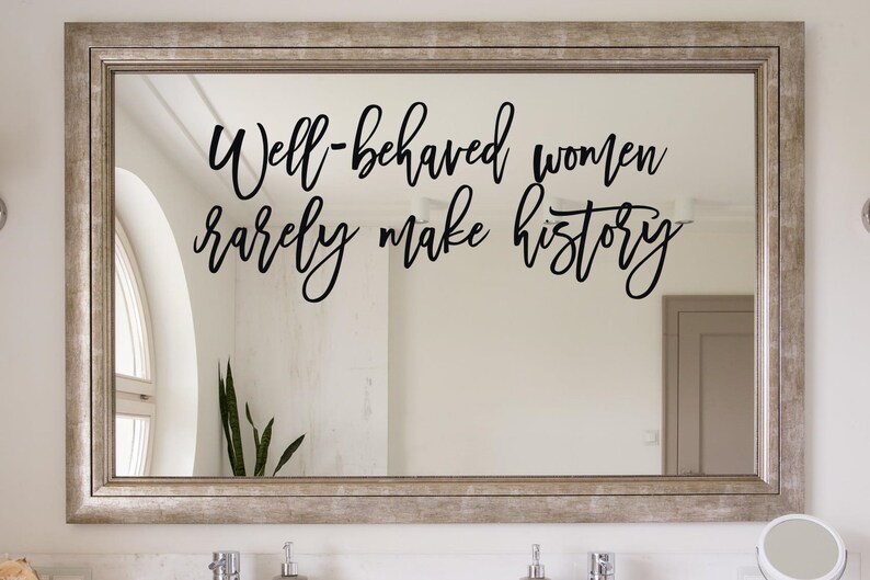 Feministische muursticker - feministische sticker - feministische muurdecor - feministische sticker - feministische quote - sticker goed opgevoede vrouwen schrijven zelden geschiedenis afbeelding 2