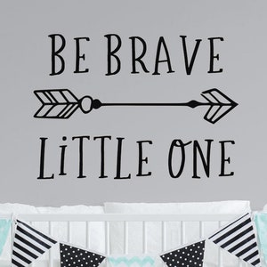 Sticker mural Be brave little - Be brave - Sticker mural pour chambre d'enfant dans les bois - Sticker mural Be Brave - oeuvre d'art pour chambre d'enfant Be Brave - chambre d'enfant aventure