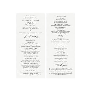 Könnte beinhalten: Hochzeitsprogramm für Reese Ann Oliver und Ryan Alexander, mit eleganter Schrift und strukturiertem Hintergrund. Das Programm listet die Hochzeitsgesellschaft, Zeremoniedetails und eine Dankesbotschaft auf.