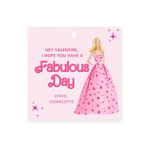 Peut inclure: Une carte rose de la Saint-Valentin avec le texte "Hey Valentine, I hope you have a Fabulous Day." Une illustration à l'aquarelle d'une femme blonde dans une robe rose à motifs d'étoiles est à droite. La carte est signée "XOXO, Charlotte."