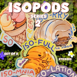 Könnte beinhalten: Ein Set von fünf bunten Isopoden-Aufklebern. Die Aufkleber zeigen Cartoon-Asseln mit verschiedenen Designs und Texten wie "ISOPODS", "ISO-FULL" und "ISO-MNIA". Der Hintergrund ist grün.