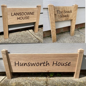 Vrijstaand houten gepersonaliseerd huisbord op palen - SOLID EIK op maat gegraveerd houten adresbord deurnummer straat kleine oprit bord