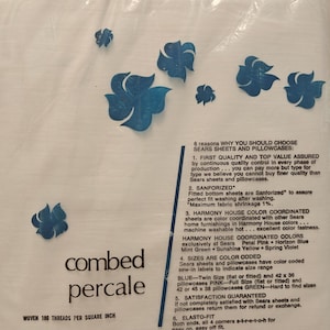 K&ouml;nnte beinhalten: Wei&szlig;es Bettw&auml;sche-Set aus gek&auml;mmter Perkal mit blauen Blumenmotiven. Die Verpackung enth&auml;lt Text &uuml;ber die Eigenschaften des Produkts, einschlie&szlig;lich 180 F&auml;den pro Quadratzoll und Sanforized f&uuml;r eine perfekte Passform.