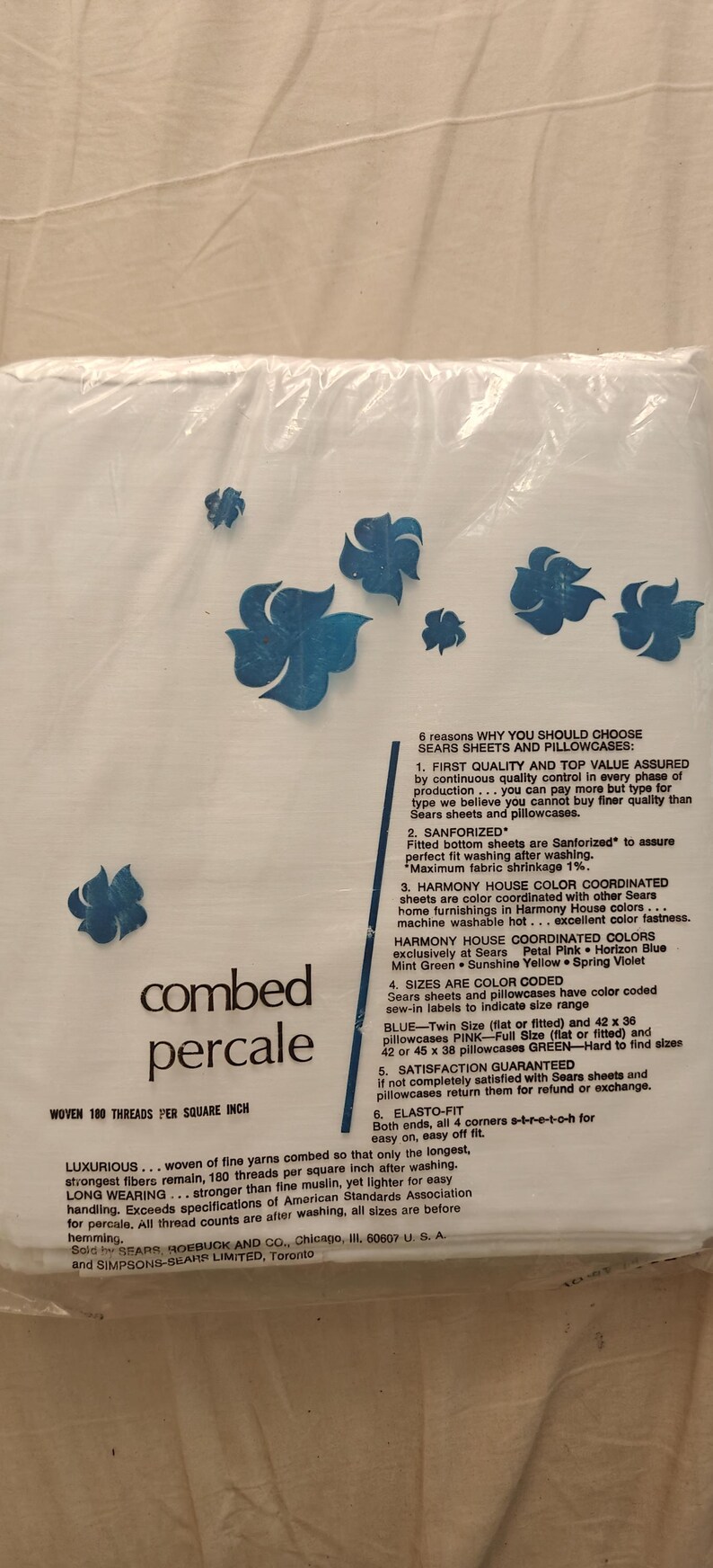 K&ouml;nnte beinhalten: Wei&szlig;es Bettw&auml;sche-Set aus gek&auml;mmter Perkal mit blauen Blumenmotiven. Die Verpackung enth&auml;lt Text &uuml;ber die Eigenschaften des Produkts, einschlie&szlig;lich 180 F&auml;den pro Quadratzoll und Sanforized f&uuml;r eine perfekte Passform.