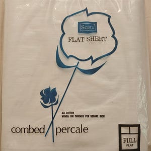 K&ouml;nnte beinhalten: Ein wei&szlig;es Bettlaken in einer Plastikverpackung. Die Verpackung zeigt das Sears-Logo und den Text, der darauf hinweist, dass es sich um ein gek&auml;mmtes Percale-Bettlaken handelt, das mit 180 F&auml;den pro Quadratzoll gewebt wurde. Das Laken hat die Gr&ouml;&szlig;e 206x274 cm.