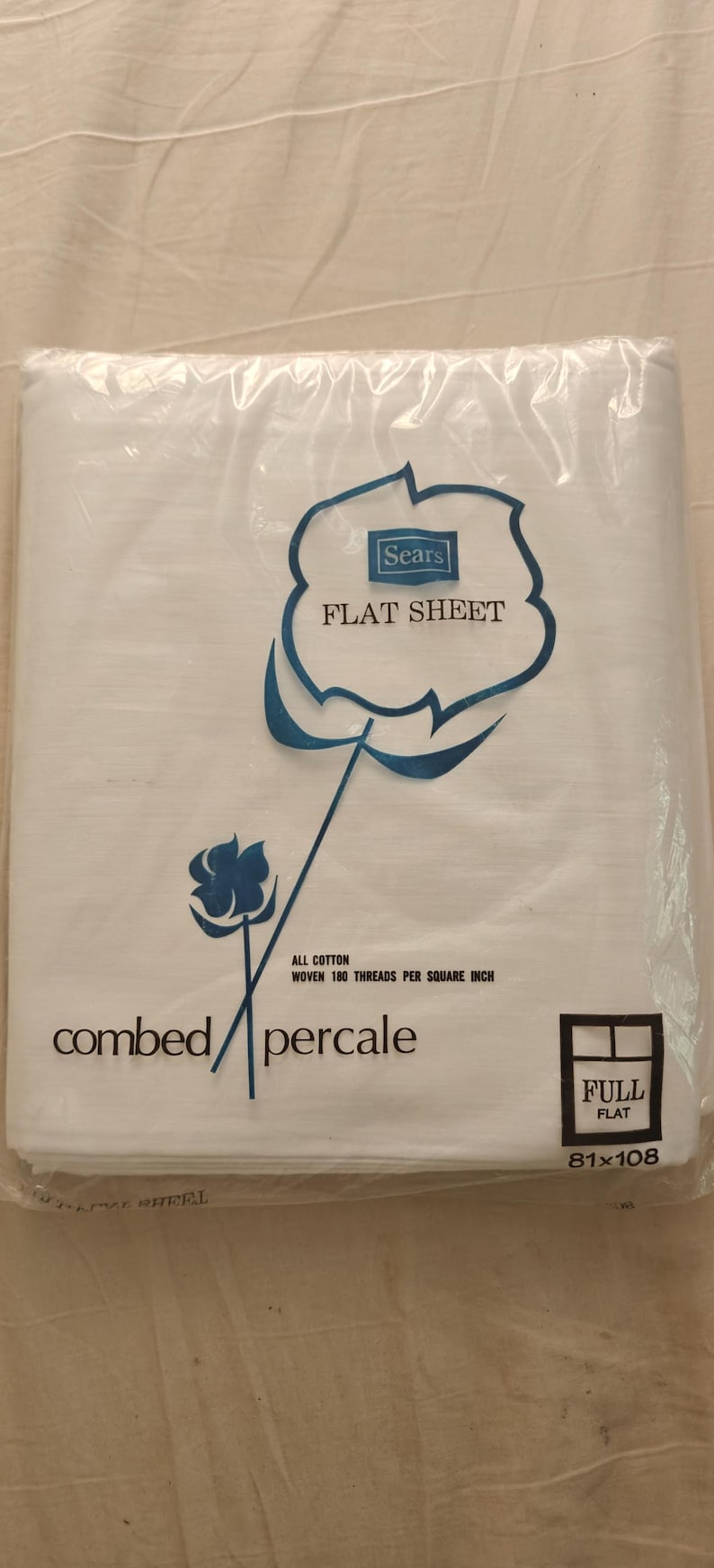 K&ouml;nnte beinhalten: Ein wei&szlig;es Bettlaken in einer Plastikverpackung. Die Verpackung zeigt das Sears-Logo und den Text, der darauf hinweist, dass es sich um ein gek&auml;mmtes Percale-Bettlaken handelt, das mit 180 F&auml;den pro Quadratzoll gewebt wurde. Das Laken hat die Gr&ouml;&szlig;e 206x274 cm.