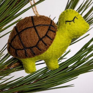 Handgjord filtsköldpadda ornament handgjord ull safari julklapp dekoration sköldpadda Montessori gåva tal språk