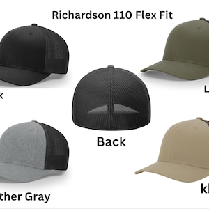 Pode incluir: Cinco variações de cor diferentes de um boné de beisebol de malha preta na parte de trás. As cores são preto, cinza mesclado, cáqui, loden e parte de trás. O texto "Richardson 110 Flex Fit" está na parte superior da imagem.