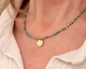 Collier médaille acier inoxydable doré et pierres apatites,collier femme ras de cou réglable couleur bleue,cadeaux pour elle
