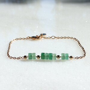 gold-plated chain bracelet and women&#39;s green quartzite stones