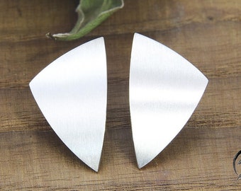 Ohrstecker Silber 925/-, großes Dreieck, 25 mm, strichmatt