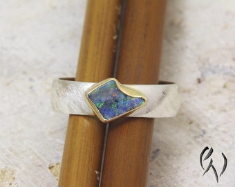 Ring Silber 925/- mit Opal in einer Fasssung aus Gold 750/-