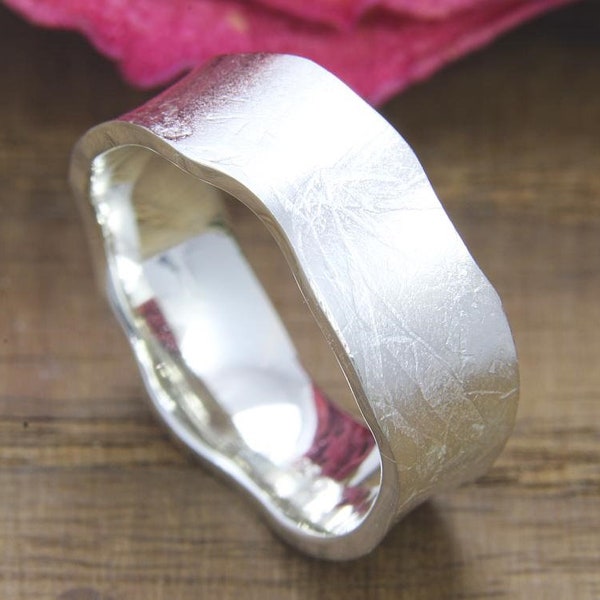 Konkaver Ring aus Silber 925/- mit Wellenrand, papierstrukturiert