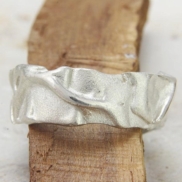 Breiter Ring aus Silber mit ungewöhnlicher Struktur