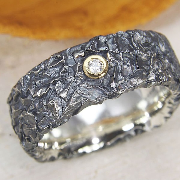 Breiter Ring aus  geschwärztem Silber 925/- mit Brillant, Zerknittert, Handarbeit