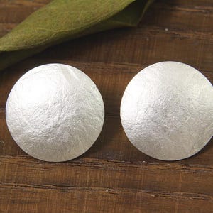 Ohrstecker Silber 925/-, Scheibe 17 mm, papierstrukturiert, großer Vollmond