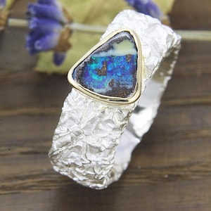 Ring silver, crumpled, with opal in yellow gold setting