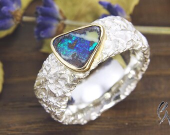 Ring Silber, Zerknittert, mit Opal in Gelbgoldfassung