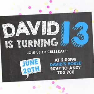 Puede incluir: Una invitaci&oacute;n de cumplea&ntilde;os estilo pizarra con el texto "DAVID CUMPLE 13". La invitaci&oacute;n incluye la fecha "20 DE JUNIO" y la informaci&oacute;n de RSVP. El dise&ntilde;o presenta texto blanco y azul sobre un fondo negro, con confeti.