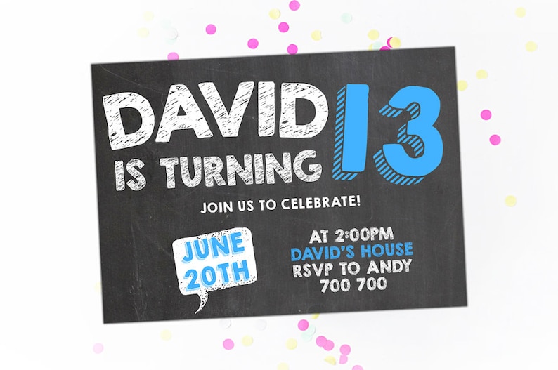 Puede incluir: Una invitaci&oacute;n de cumplea&ntilde;os estilo pizarra con el texto "DAVID CUMPLE 13". La invitaci&oacute;n incluye la fecha "20 DE JUNIO" y la informaci&oacute;n de RSVP. El dise&ntilde;o presenta texto blanco y azul sobre un fondo negro, con confeti.