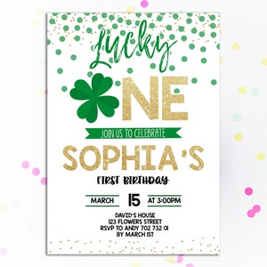 Puede incluir: Una tarjeta de invitaci&oacute;n blanca con detalles en verde y dorado. El texto "Lucky One" se muestra con un tr&eacute;bol y letras doradas con purpurina. La invitaci&oacute;n es para el primer cumplea&ntilde;os de Sof&iacute;a, el 15 de marzo a las 3:00 PM.