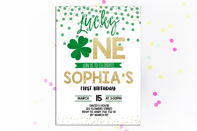 Puede incluir: Una tarjeta de invitaci&oacute;n blanca con detalles en verde y dorado. El texto "Lucky One" se muestra con un tr&eacute;bol y letras doradas con purpurina. La invitaci&oacute;n es para el primer cumplea&ntilde;os de Sof&iacute;a, el 15 de marzo a las 3:00 PM.