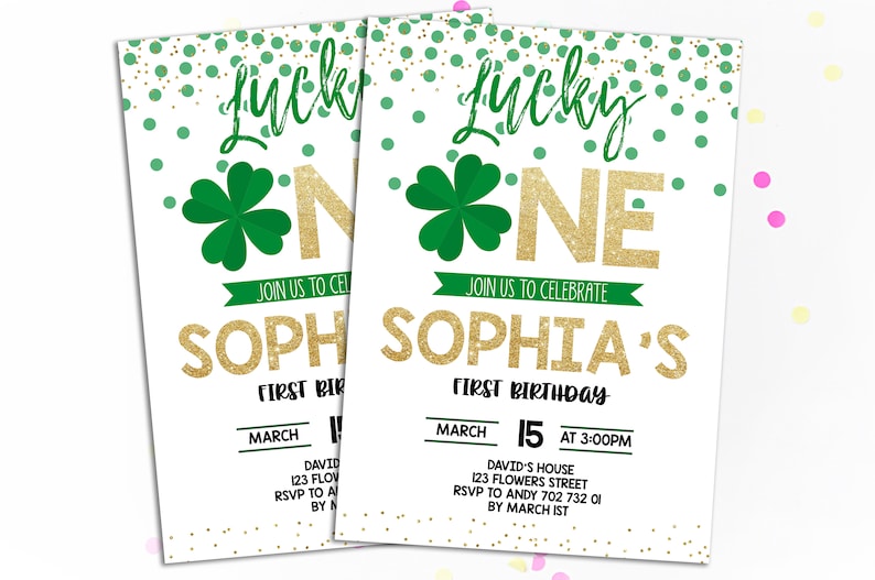 Puede incluir: Dos invitaciones para una celebraci&oacute;n de primer cumplea&ntilde;os. El dise&ntilde;o presenta el texto "Lucky One" en verde y purpurina dorada, con un tr&eacute;bol y confeti. La invitaci&oacute;n dice "&Uacute;nase a nosotros para celebrar el primer cumplea&ntilde;os de Sophia."
