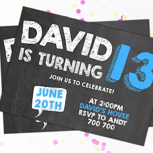 Puede incluir: Dos invitaciones de cumplea&ntilde;os negras con efecto pizarra. El texto dice "DAVID CUMPLE 13" en blanco y azul. La invitaci&oacute;n incluye la fecha, hora, lugar e informaci&oacute;n de confirmaci&oacute;n de asistencia.