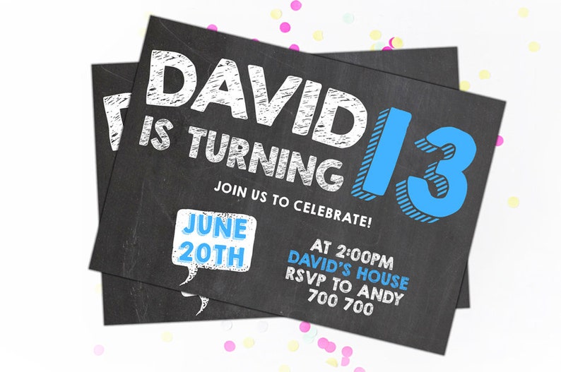 Puede incluir: Dos invitaciones de cumplea&ntilde;os negras con efecto pizarra. El texto dice "DAVID CUMPLE 13" en blanco y azul. La invitaci&oacute;n incluye la fecha, hora, lugar e informaci&oacute;n de confirmaci&oacute;n de asistencia.