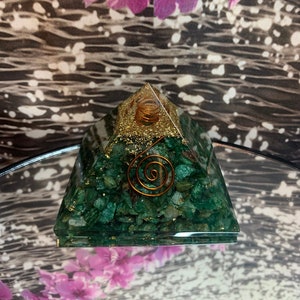 Pyramide d&#39;orgonite mica/aventurine verte