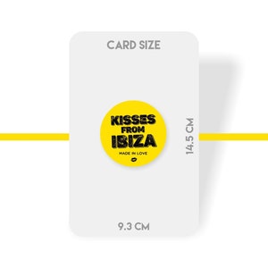 K&ouml;nnte beinhalten: Ein gelber runder Aufkleber mit schwarzem Text, der "KISSES FROM IBIZA" und "MADE IN LOVE" mit einem kleinen roten Lippensymbol lautet. Der Aufkleber ist 9,3 cm breit und 14,5 cm hoch.