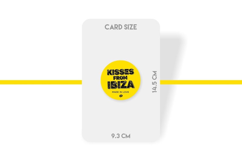 K&ouml;nnte beinhalten: Ein gelber runder Aufkleber mit schwarzem Text, der "KISSES FROM IBIZA" und "MADE IN LOVE" mit einem kleinen roten Lippensymbol lautet. Der Aufkleber ist 9,3 cm breit und 14,5 cm hoch.