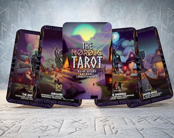 Może przedstawiać: Talia kart The Nordic Tarot z kolorowymi ilustracjami krajobrazów, budynków i statków. Środkowa karta zawiera napis The Nordic Tarot Major Arcana and Runes Correspondence wykonany stylizowaną czcionką na tle fioletowego nieba.