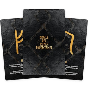 Peut inclure: Trois cartes d'oracle avec un fond noir texturé et des symboles dorés. La carte centrale porte l'inscription "ORACLE DES RUNES PROTECTRICES" en lettres dorées. Les autres cartes comportent des symboles dorés et du texte en français.