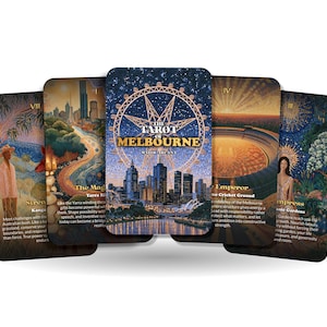 Puede incluir: Un mazo de cinco cartas de tarot rectangulares con el título The Tarot of Melbourne. La carta central muestra un horizonte urbano bajo una noria y un cielo estrellado. Otras cartas muestran ilustraciones de una persona, un río, un estadio y un jardín.