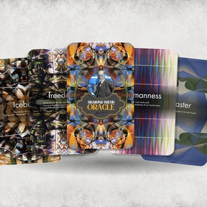 K&ouml;nnte beinhalten: F&uuml;nf farbenfrohe Orakelkarten mit abstrakten Designs und Text. Die Karten stammen aus dem Sigmund Freud Orakel-Deck. Der Text auf den Karten lautet "Eisberg", "Freiheit", "M&auml;nnlichkeit" und "Meister".