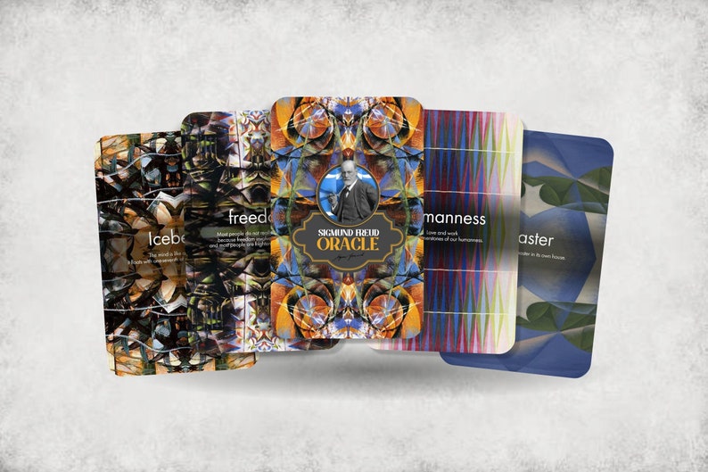 K&ouml;nnte beinhalten: F&uuml;nf farbenfrohe Orakelkarten mit abstrakten Designs und Text. Die Karten stammen aus dem Sigmund Freud Orakel-Deck. Der Text auf den Karten lautet "Eisberg", "Freiheit", "M&auml;nnlichkeit" und "Meister".