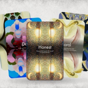 K&ouml;nnte beinhalten: F&uuml;nf bunte Karten mit abstrakten Designs und inspirierenden Zitaten. Die Karte in der Mitte ist gelb und goldfarben mit einem Zitat, das lautet: "Ehrlich. Ganz ehrlich zu sich selbst zu sein, ist eine gute &Uuml;bung."